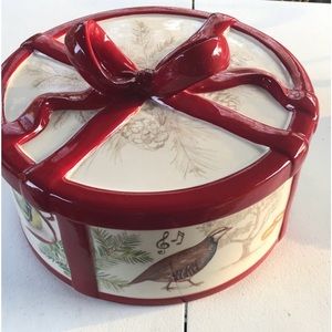 WILLIAMS SONOMA CHRISTMAS CAROLS 2011 PORCELAIN COOKIE JAR LIDDED BEAUTIFUL.